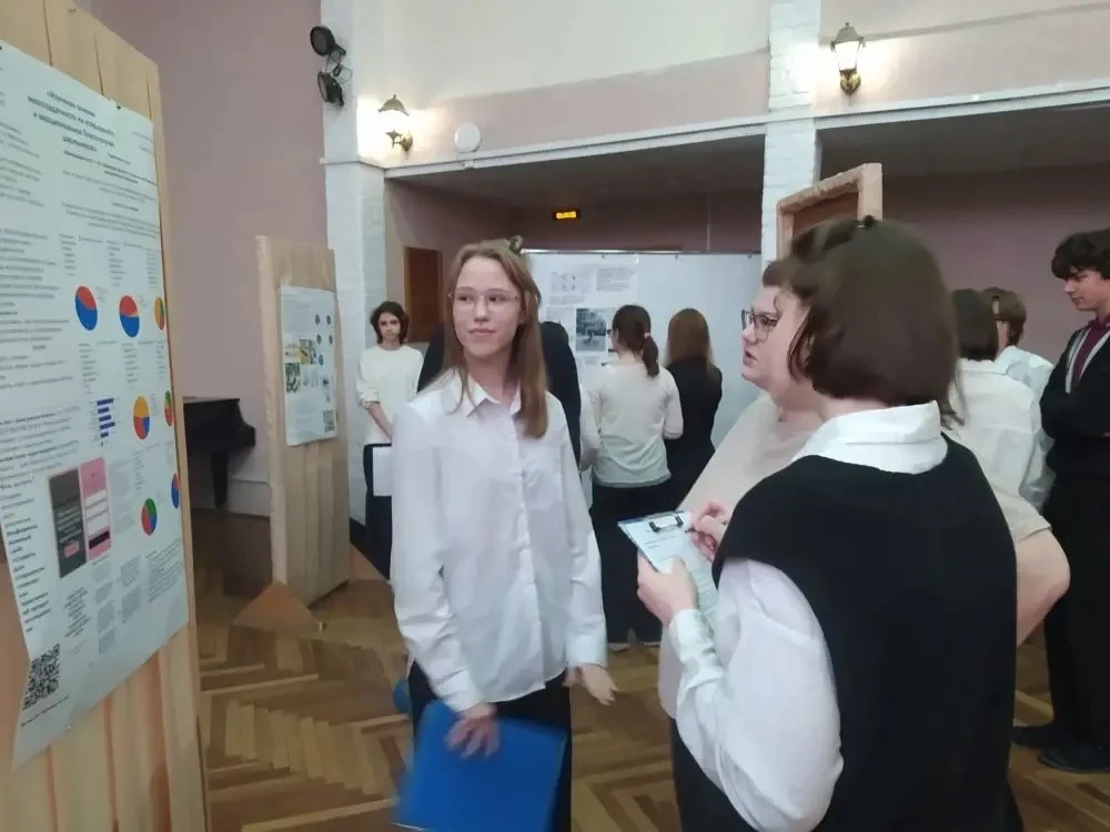 Ярким событием проходящей в гимназии недели наук стала защита итоговых проектов в 10-х классах, кото