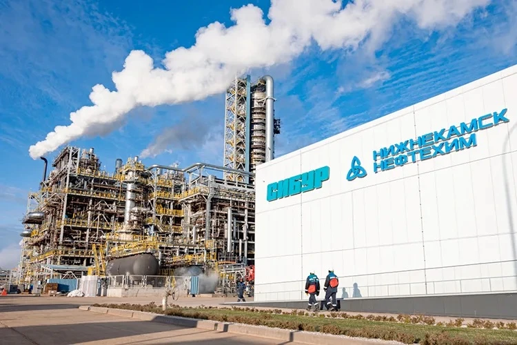 Коллектив сотрудников и студентов Колледжа нефтехимии и нефтепереработки имени Н.В. Лем...