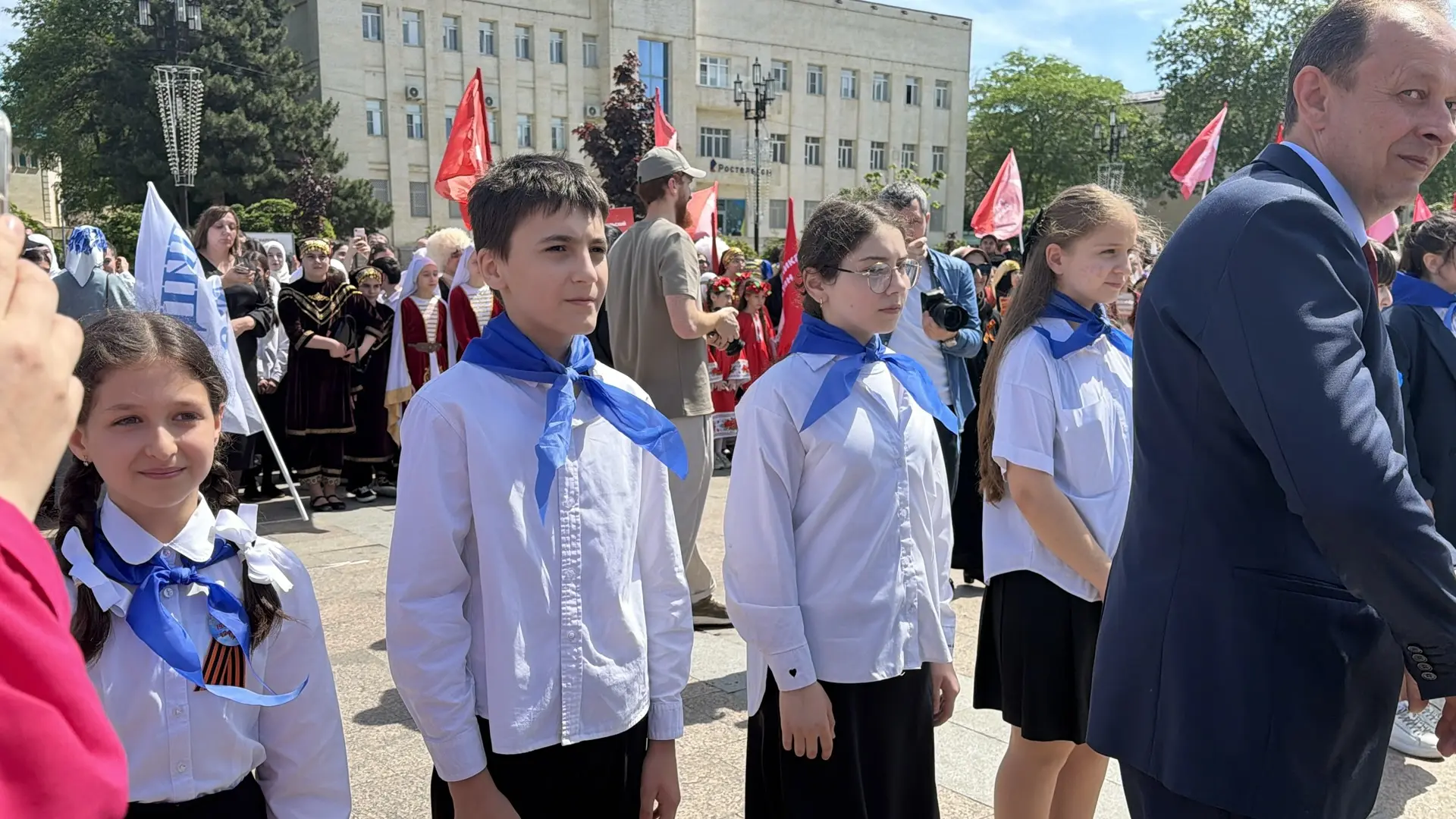 В Махачкале прошёл торжественный «Парад наследников Победы» Движения Первых. Вместе с тысячами ребят