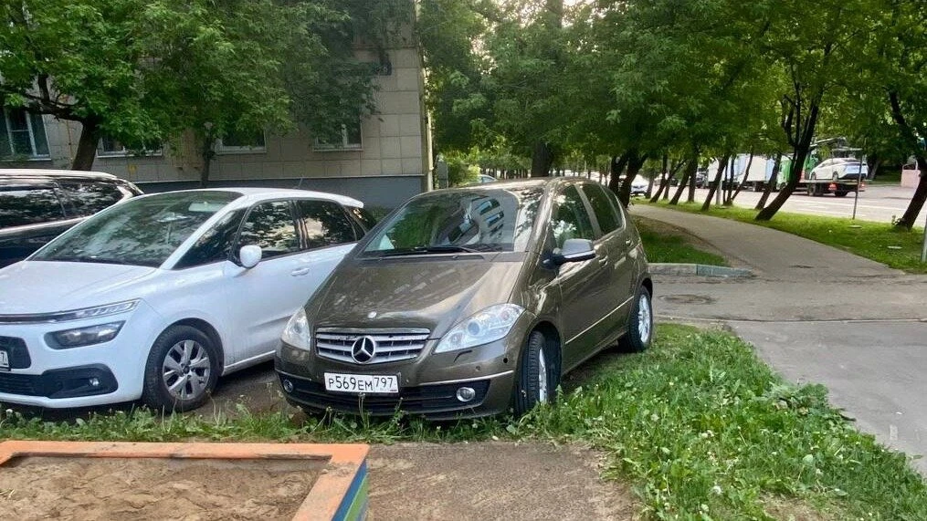 📢 Парковка на газонах в Подмосковье стала дороже для бизнеса: штрафы для юрлиц теперь ...