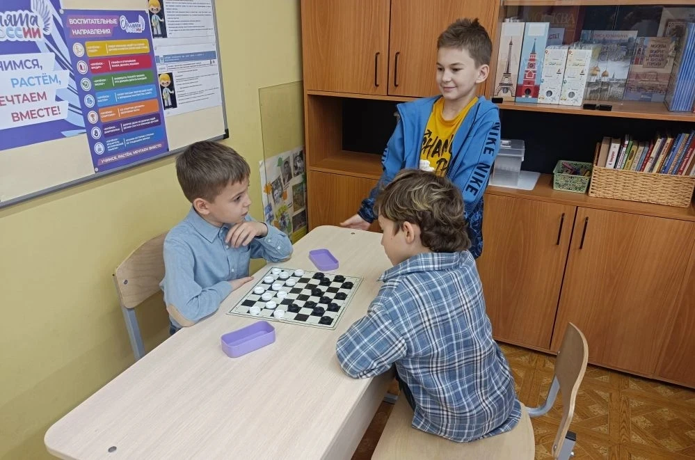 ♟️ Шашечный турнир 🏆  Во время каникул в 3 Б классе прошел  шашечный турнир!   🎯Юные стратеги сражал
