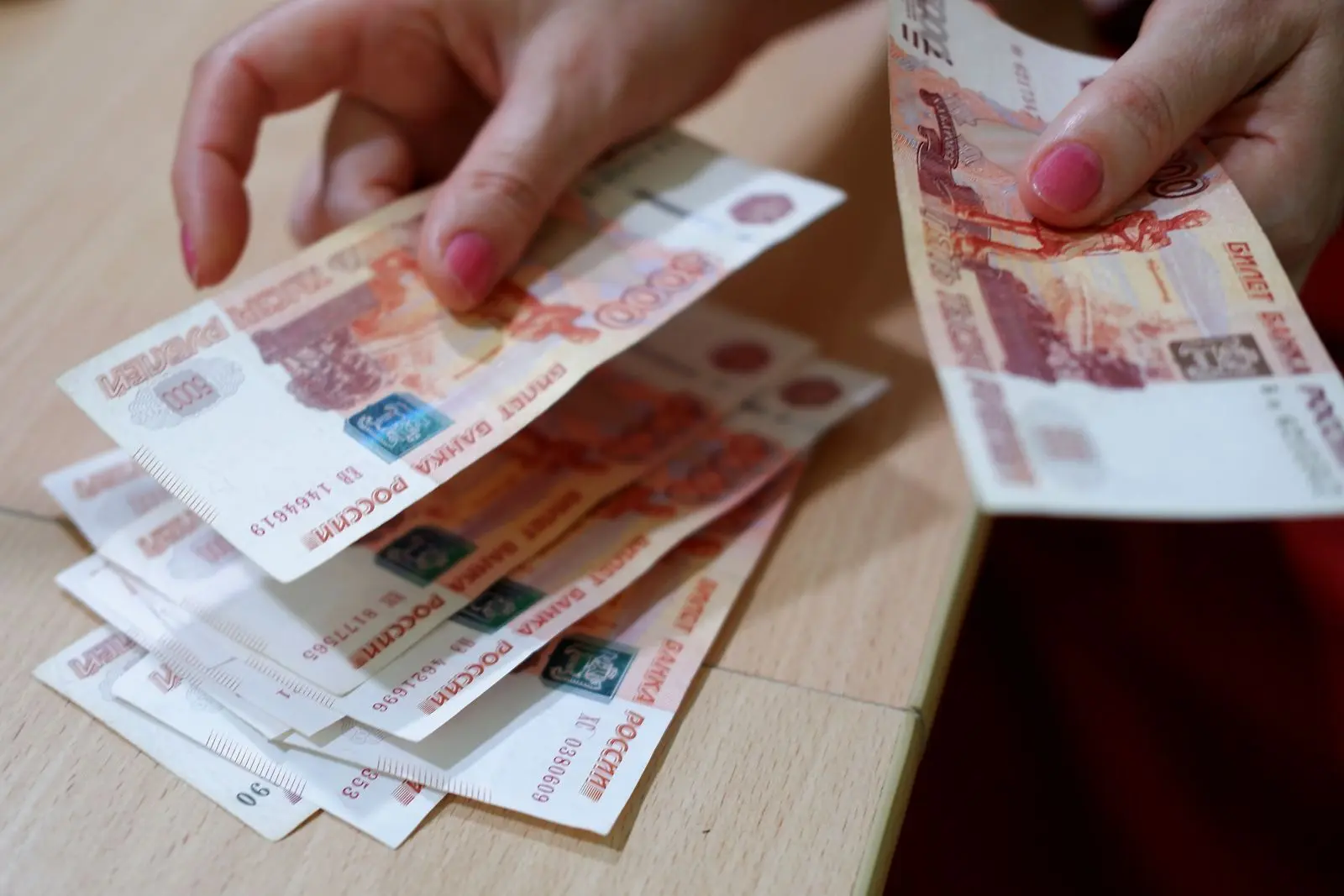 За прием заявлений на "Госуслугах" через Почту и МФЦ введут плату до 5 тысяч рублей