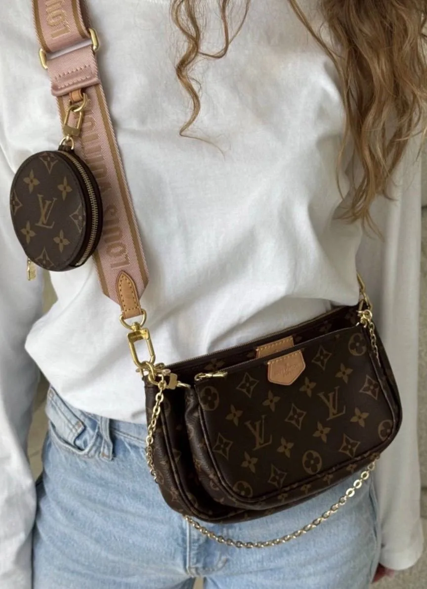 Louis Vuitton Multi Pochette 🩷

Бренд: Louis Vuitton
Комплект: Пыльник
Состояние: отличное, один вы