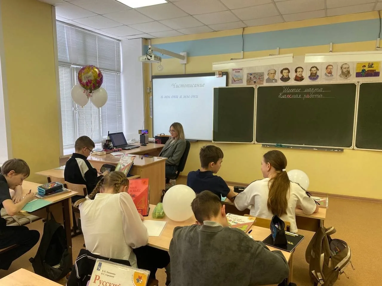 Сегодня мы попробовали себя в роли учителей и провели уроки в четвертых классах Сергиевской школы №1