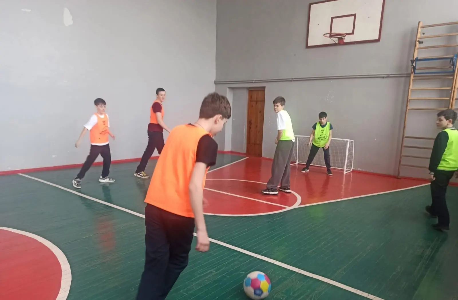 ⚽️ «Все на футбол» — было громко, весело и по-спортивному!  В рамках фестиваля «Футбол в школе» в МБ
