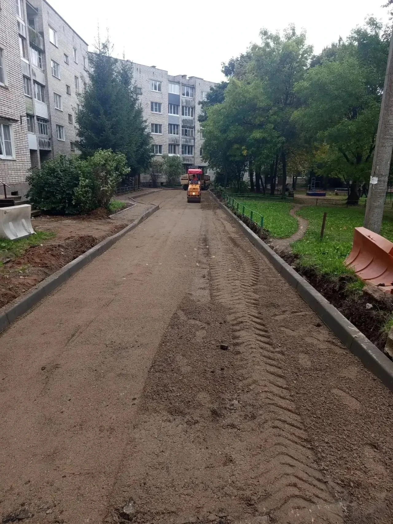 ⚡ Во дворе на улице Маршала Жукова, 15 начался ремонт