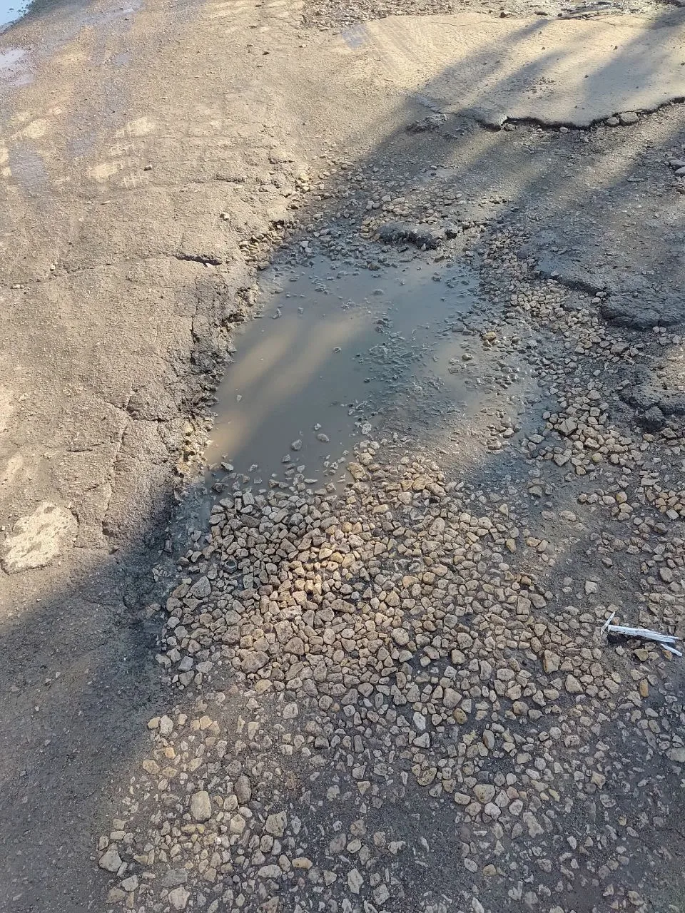 Въезд на парковку т.ц. Универмаг находящийся на ул. Свердлова 3. Сама улица Свердлова рядом с торгов