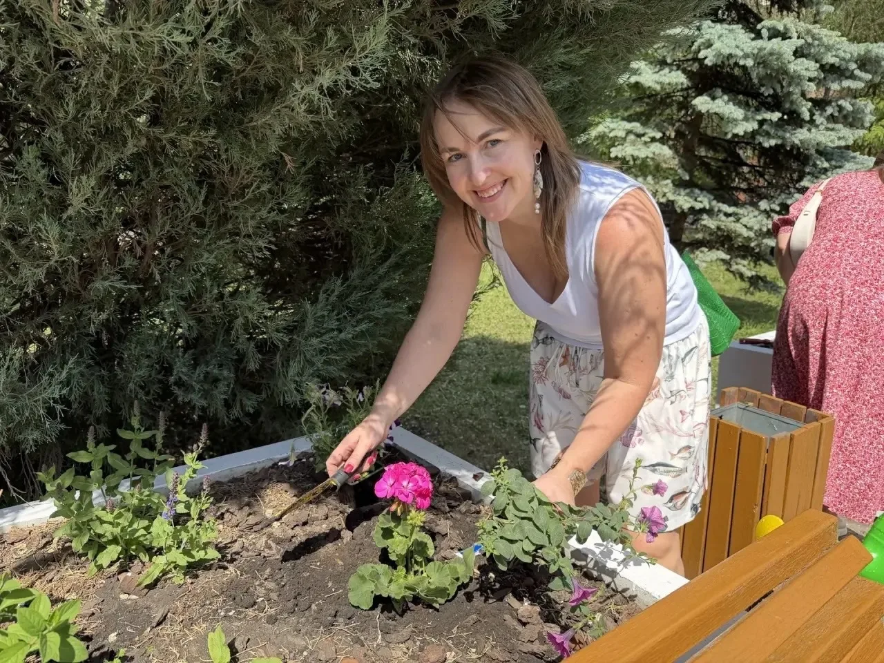 🌿 Традиция живет: первоклассники украшают школу.  Вот уже который год наши самые юные ученики дарят 