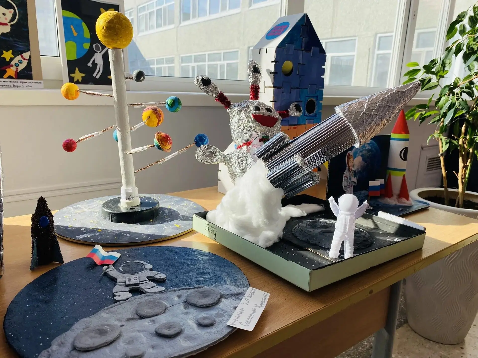 🚀 В нашей гимназии — космическая выставка рисунков и поделок! 🌌 🎨 Ученики представили свои работы: о