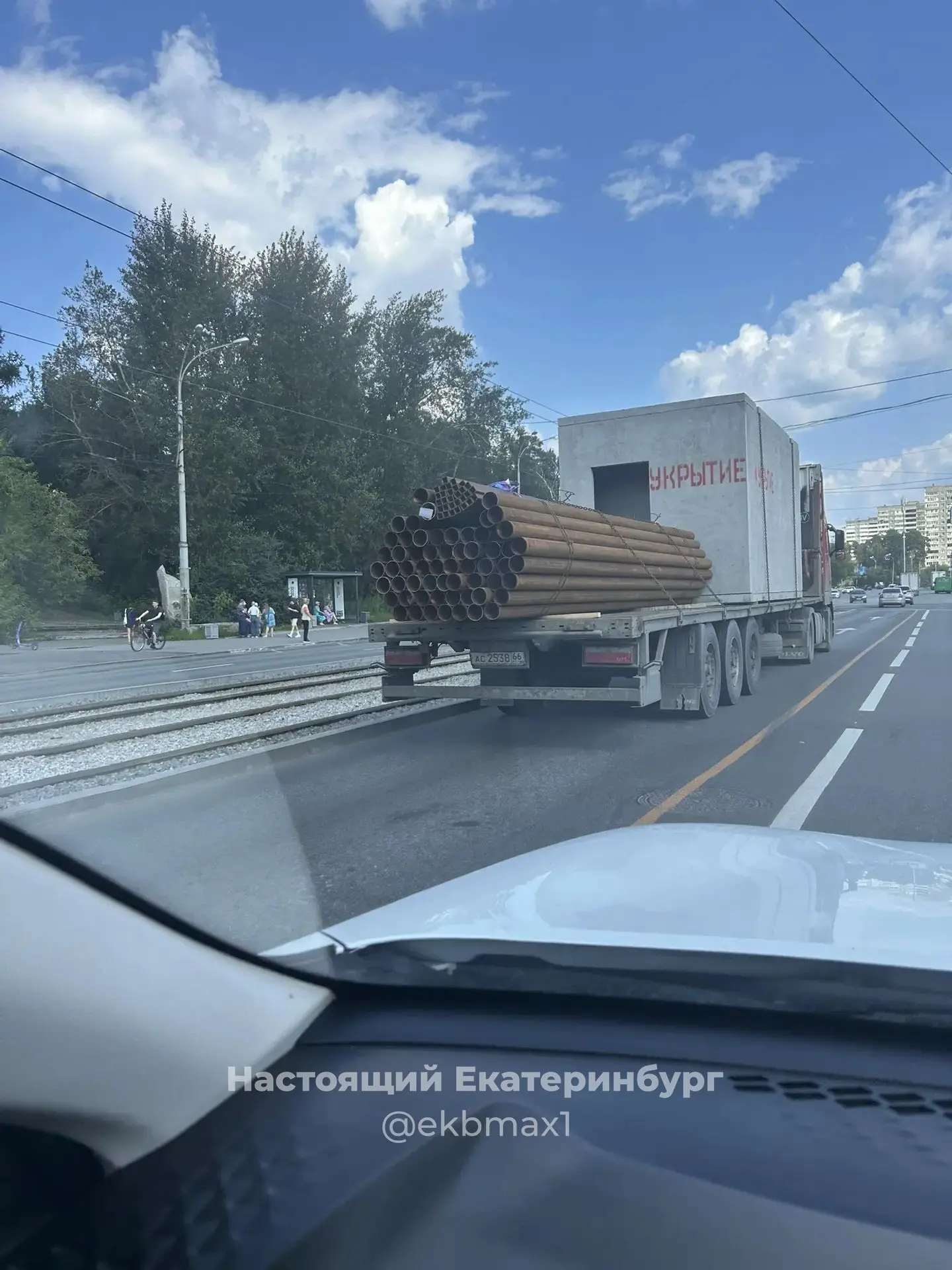 Везут укрытие, видимо, от дождей))