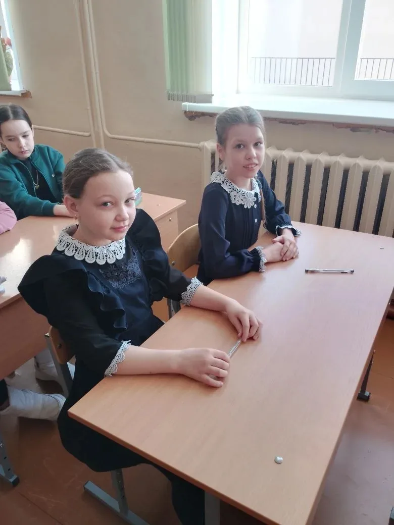 Поздравляем победителей  малой муниципальной олимпиады по русскому языку Новикову Юнну и Блинову Кар
