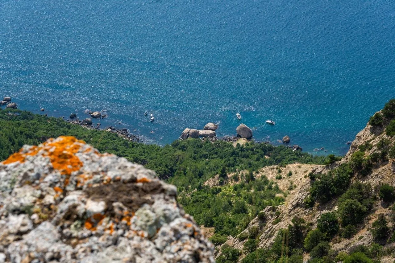 Балаклавское побережье - здесь море обнимает скалы, которые уходят в небо.