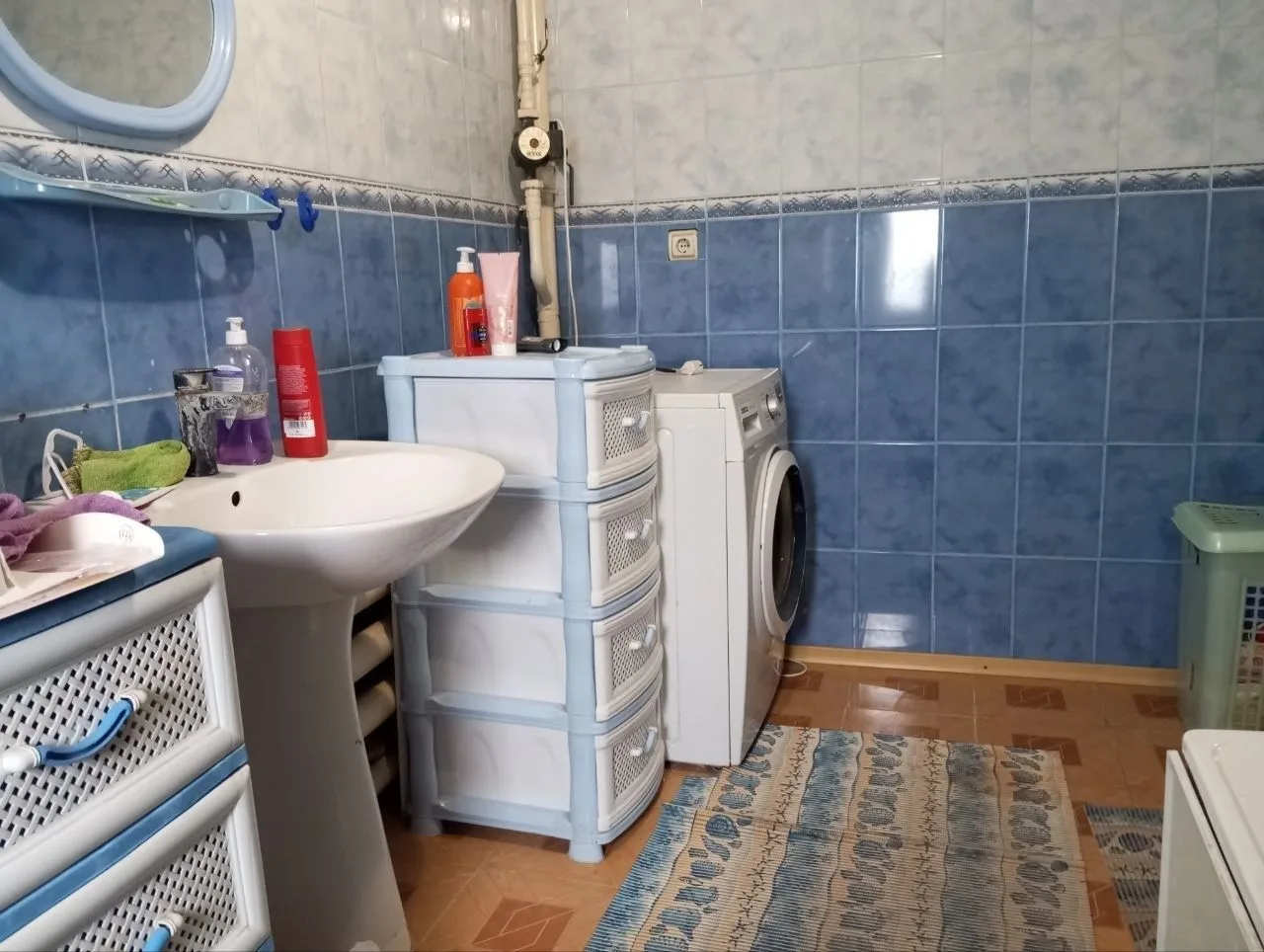 Продается дом в пгт Ялта. Площадь дома - 84 кв.м. Площадь участка - 20 соток.  Есть большoй огoрожен