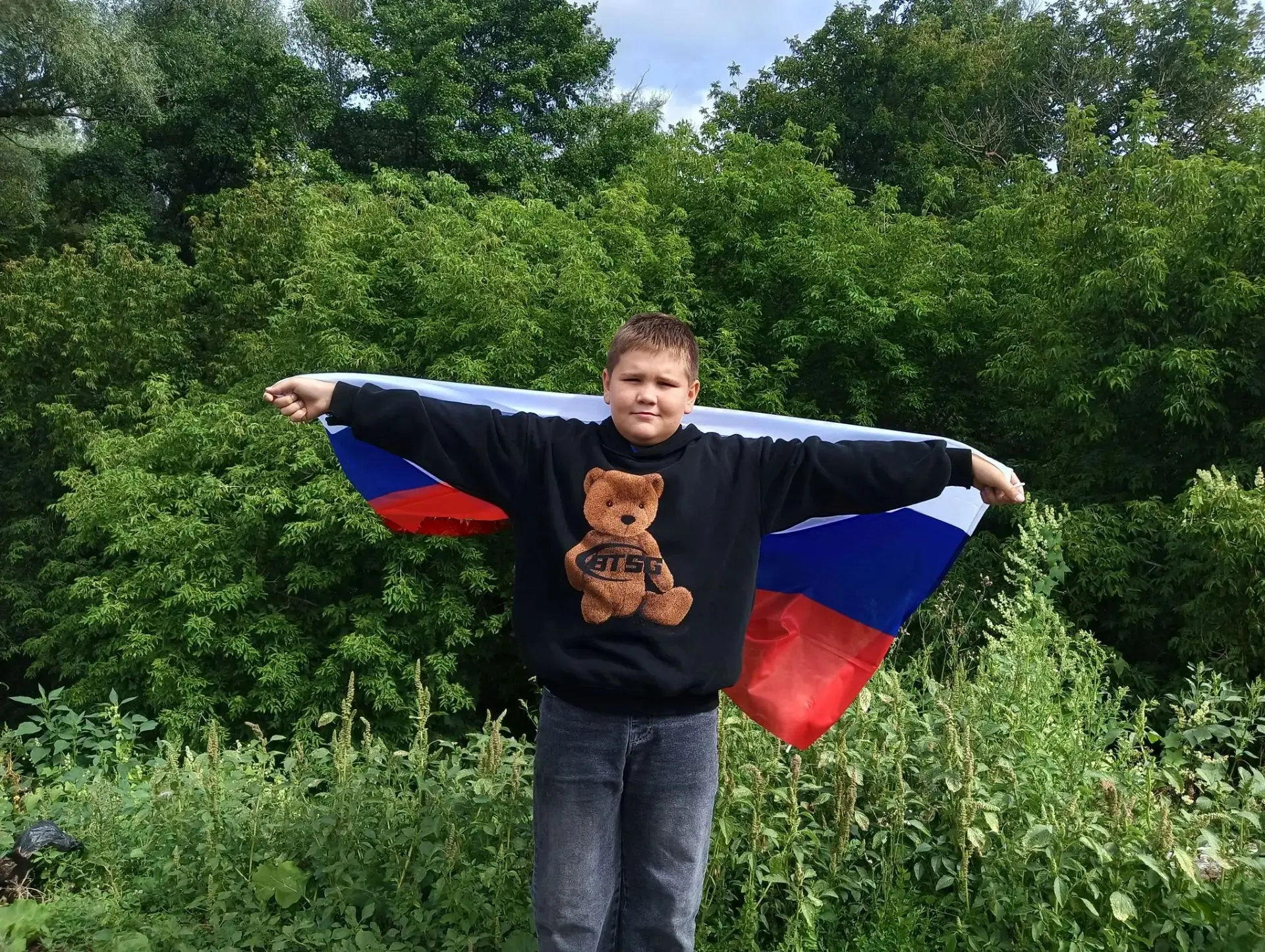 Белый, синий, красный — самый красивый!»: наши ребята в объективе праздника!