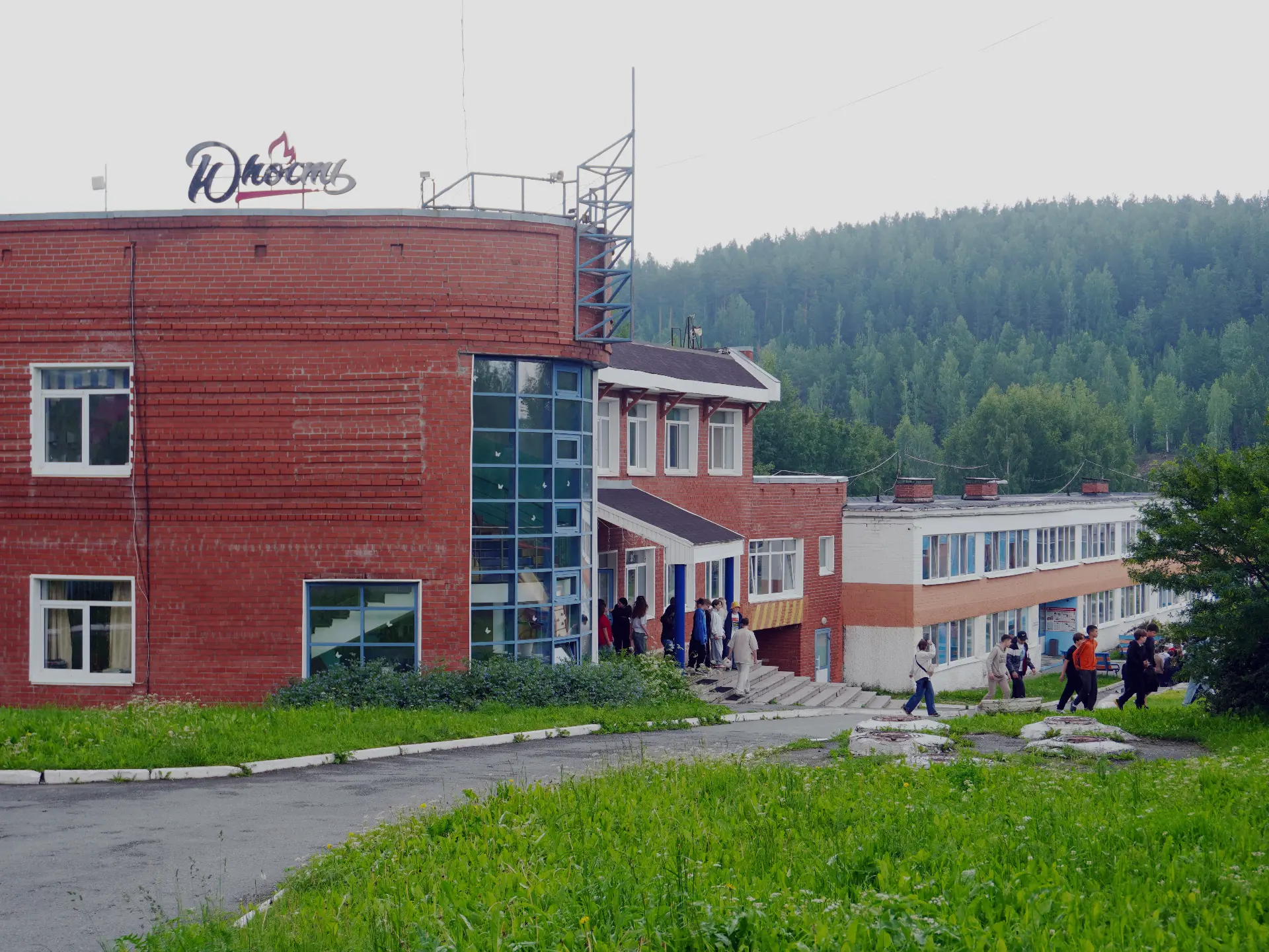 ☀️👋 ВРЕМЯ ЗНАКОМИТЬСЯ!
Автобусы прибыли, вещи разобраны, а значит можно начинать смену. После обеда