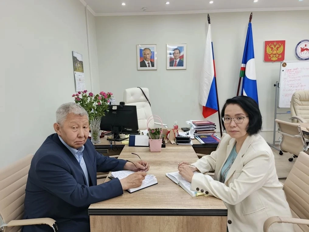Эбиэттэн киэһэ улуус баһылыга Юрий Слепцов Дьокуускайга СР үлэ уонна социальнай сайдыы миниистирэ Ел