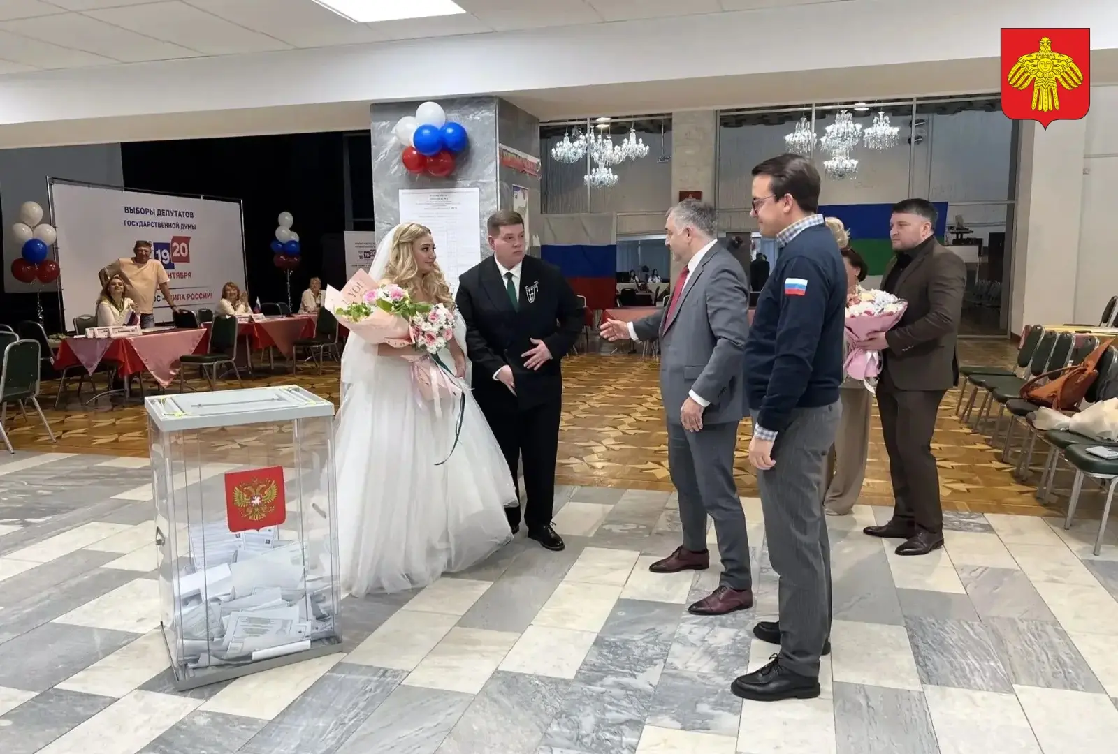 🤵👰 В Усинске на выборы пришли молодожёны.