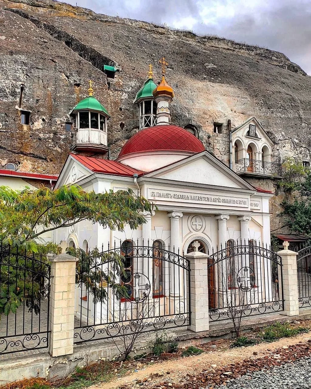 🏛 Инкерманский Свято‑Климентовский пещерный монастырь — одна из самых атмосферных свят...