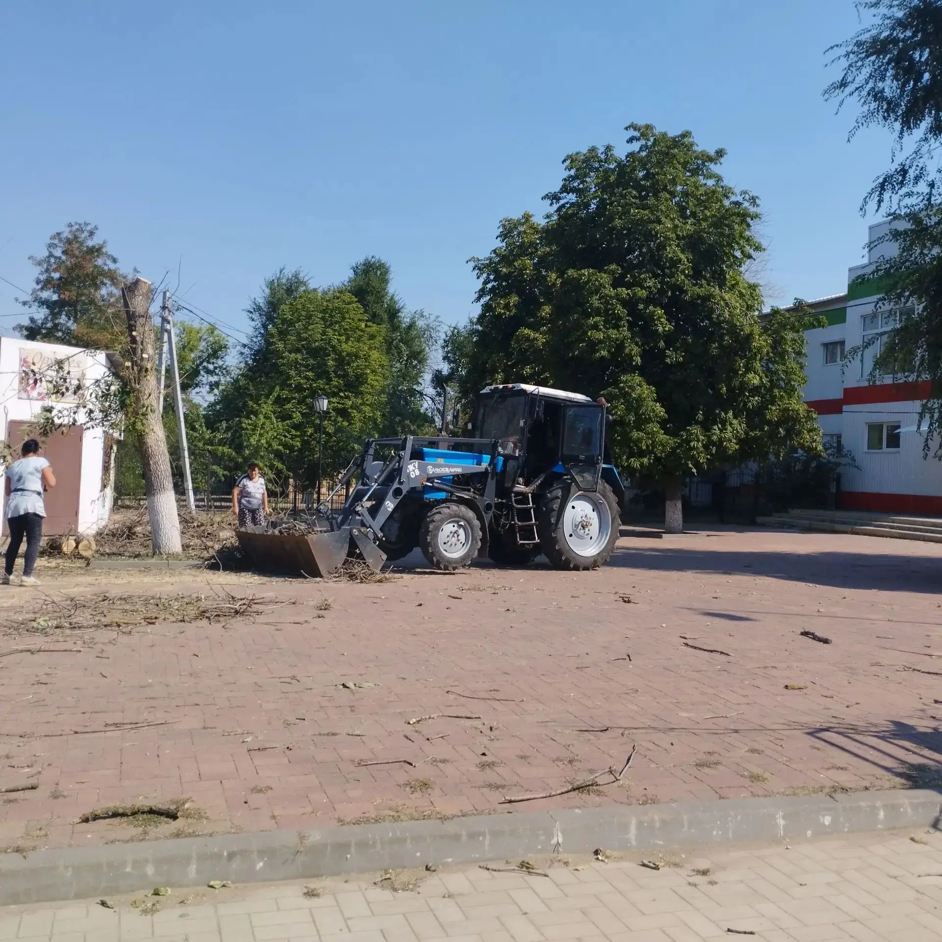 Рабочими по благоустройству Администрации Тацинского сельского поселения продолжаются  ...