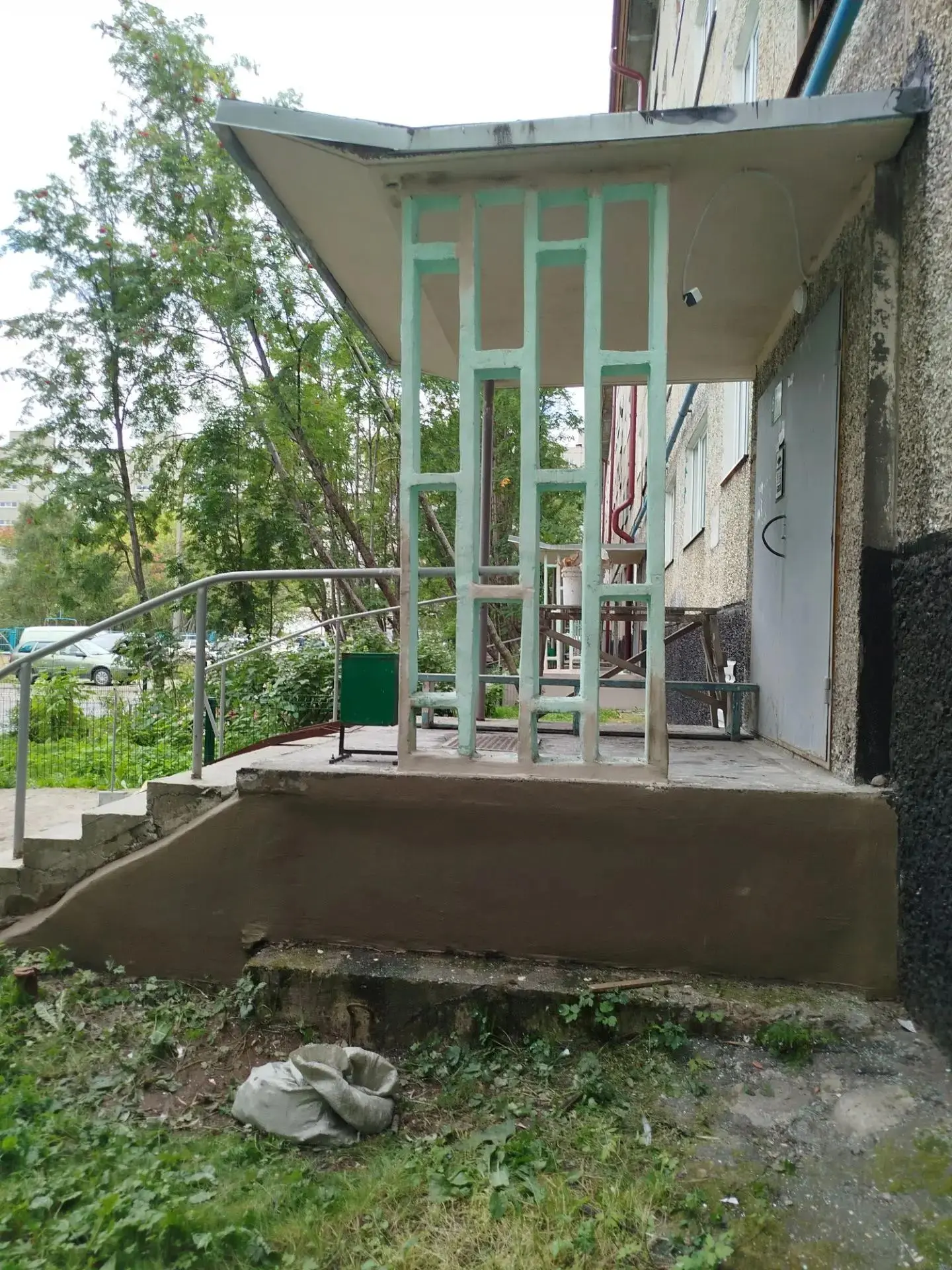 💚Уже приступили к ремонту входных групп на Героев-Североморцев 78к2.