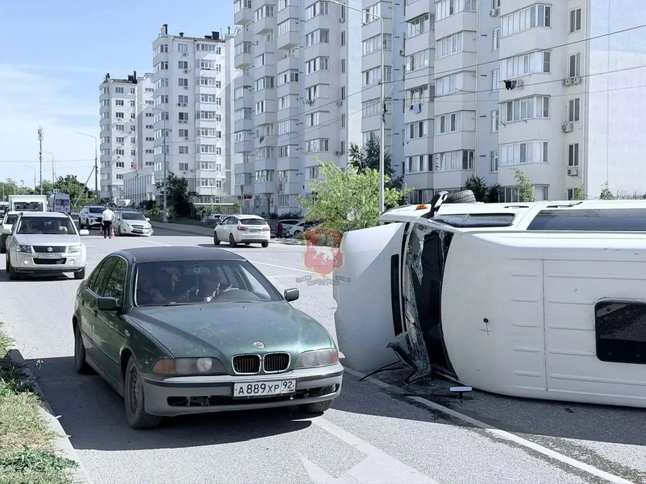 🚨 Автобус опрокинулся после столкновения с легковушкой в Севастополе  ДТП произошло на улице Горпище