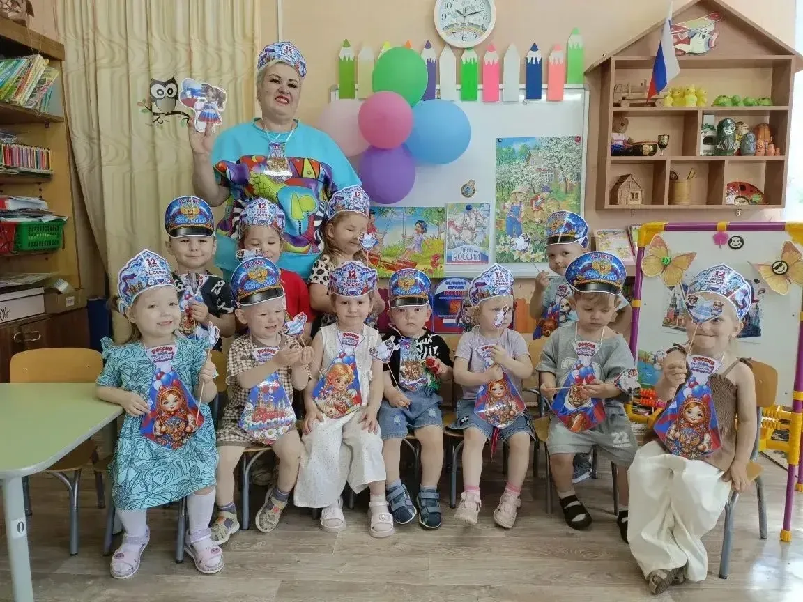 🇷🇺 Как мы знакомимся с символами России в группе «Рябинка»! 🎨

✅ Наши ребята вместе с воспитателе