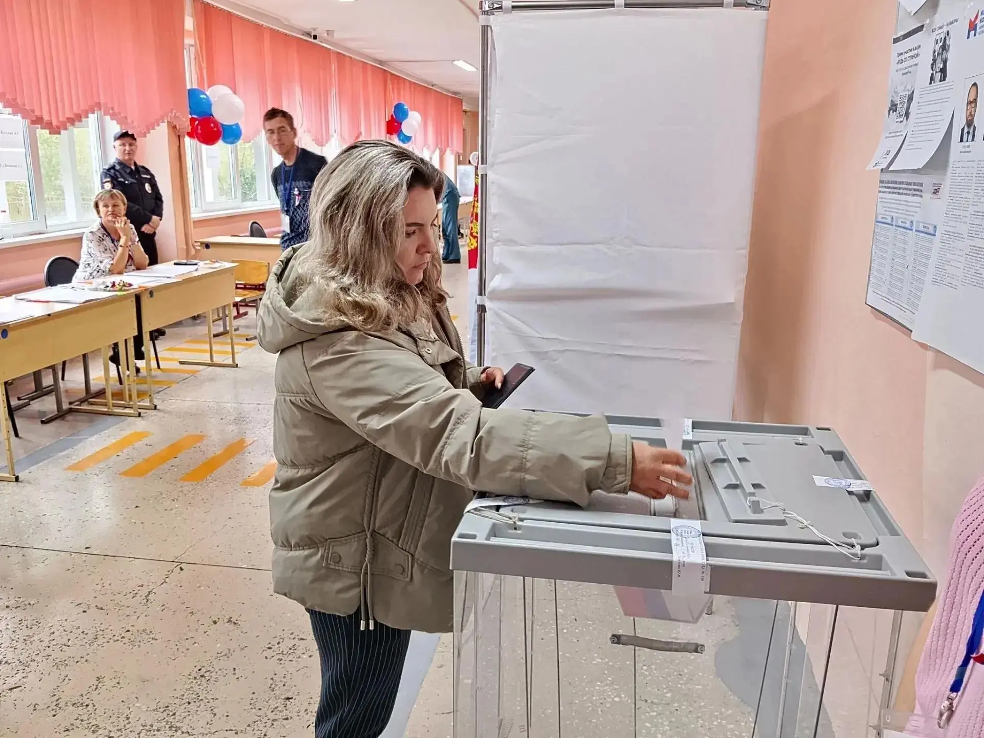 Спортсмены и тренеры голосуют на выборах в Кузбассе.