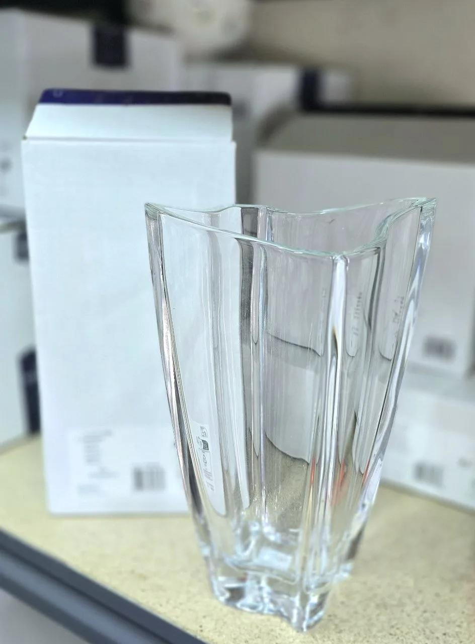 В наличии стеклянная ваза для цветов  Villeroy&Boch NewWave, высота 25 см.
Фирменная белая коробка.
