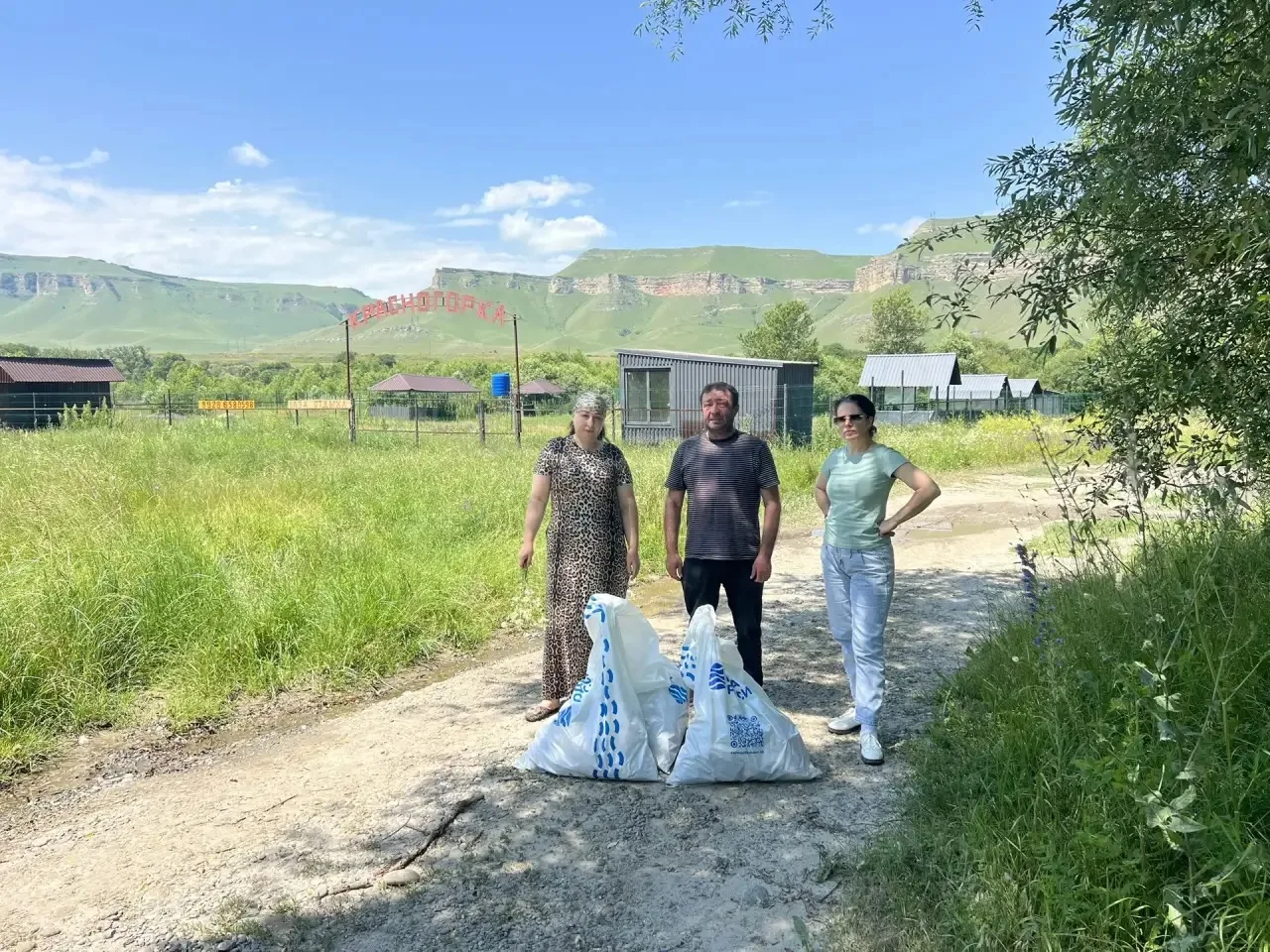 Работники культуры с.Важное приняли участие в субботнике, организованном в связи с объя...