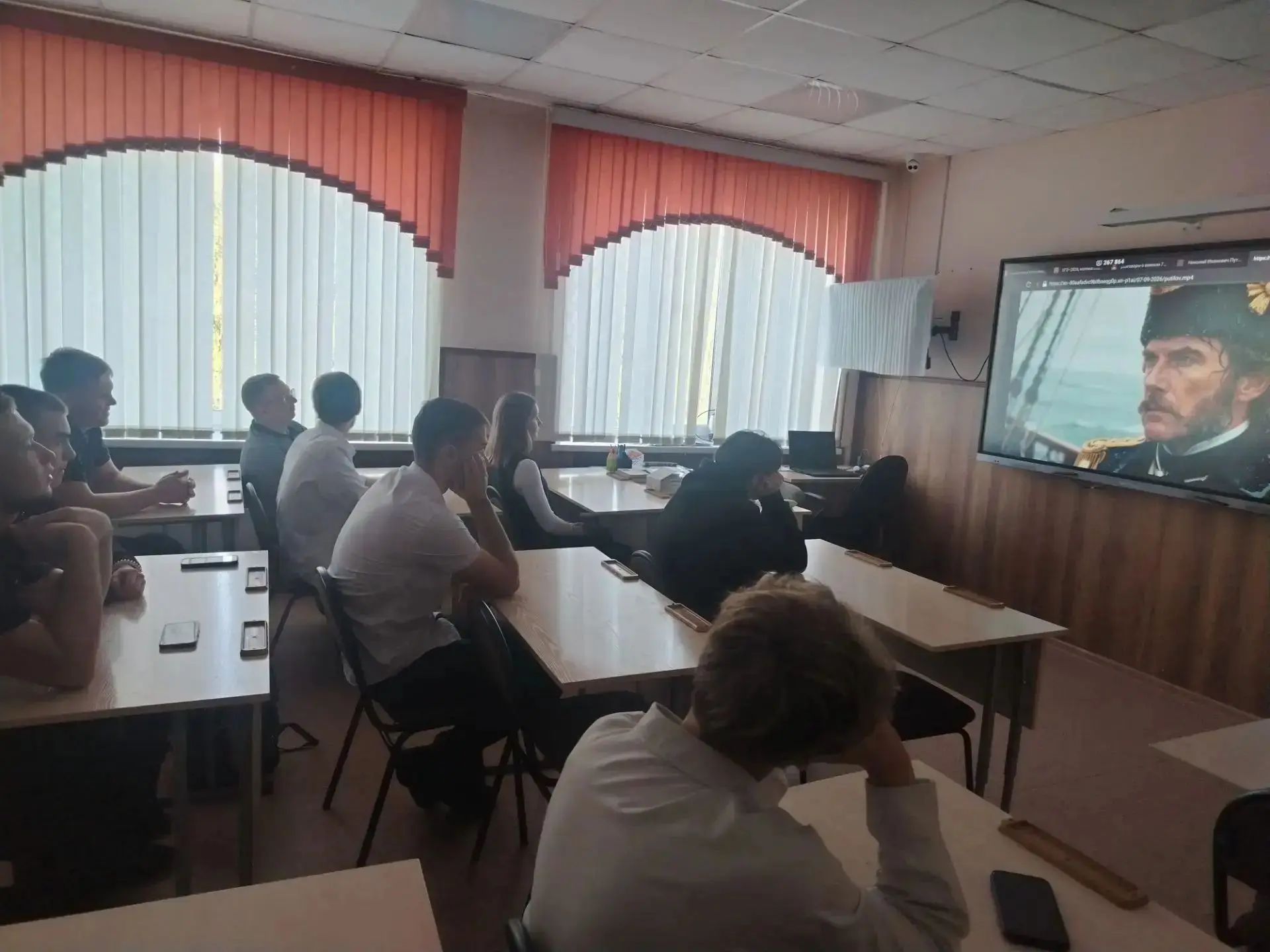 Утро понедельника традиционно началось в нашей школе с «Разговоров о важном».