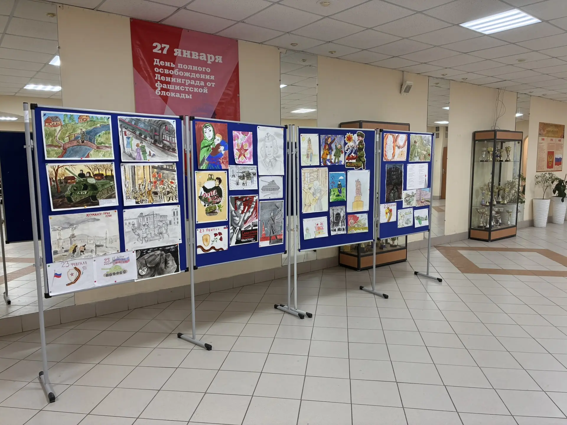 В нашей школе настоящий творческий бум! 🎨 Открылась выставка рисунков к 23 февраля! 🎉  Юные художник