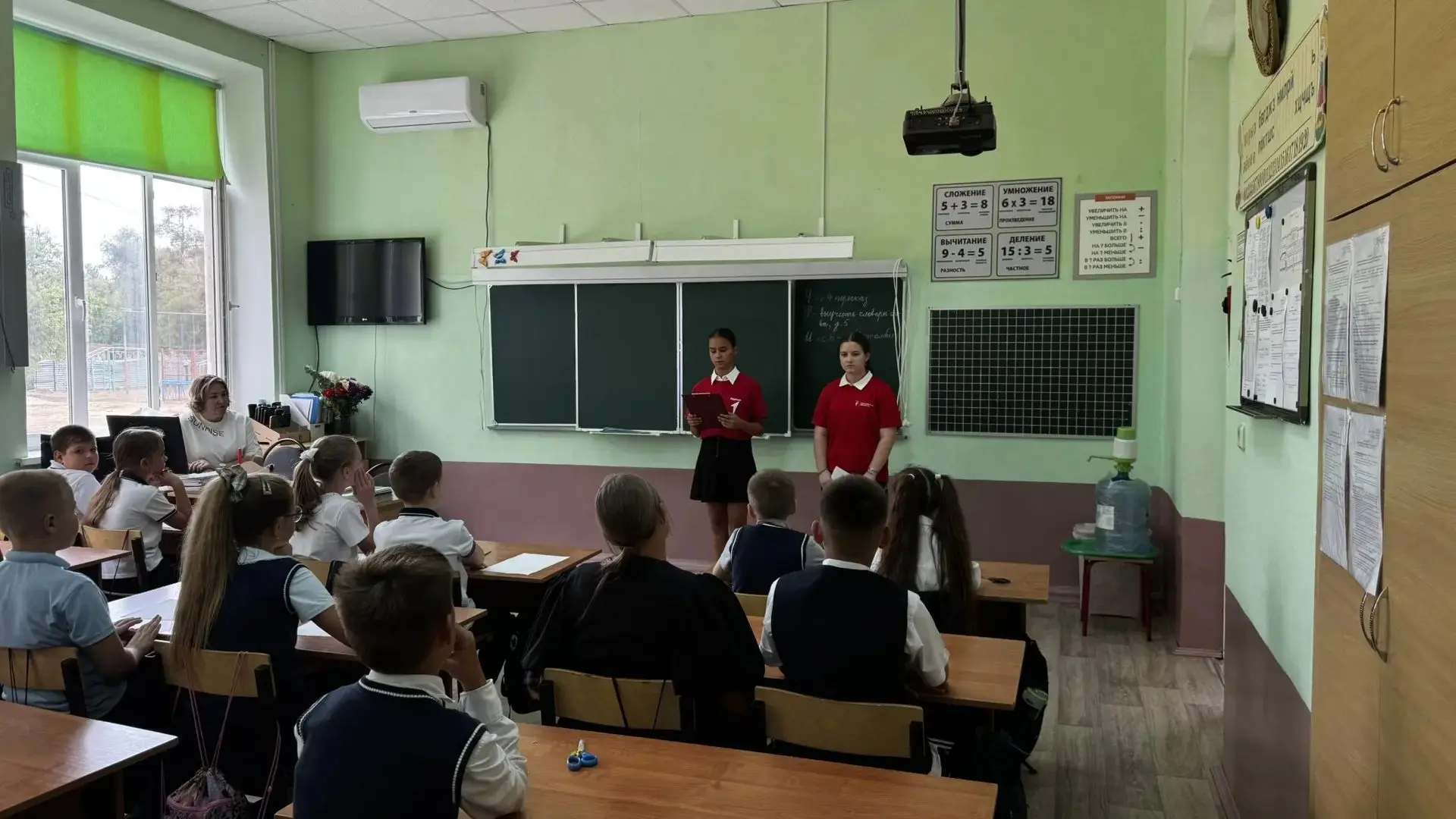 🕊️ «Журавлики памяти»: активисты Движения Первых провели мастер-класс для младших лице...