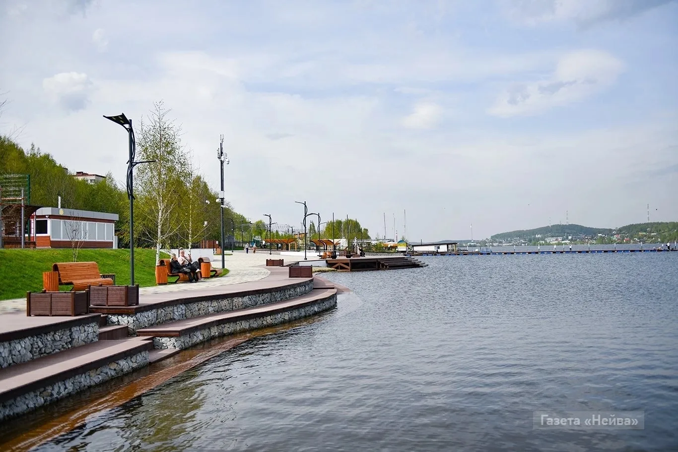 Вчера вечером спасатели чудом успели вытащить из воды  молодого человека, прыгнувшего в...
