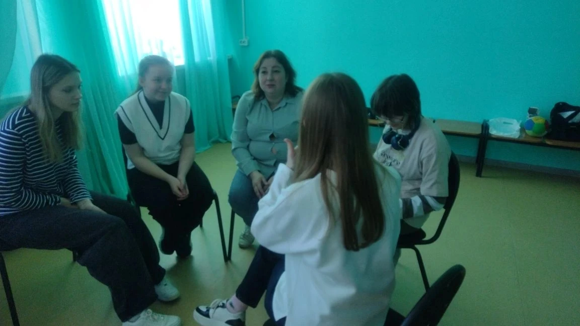 В первый день весенних каникул ученицы 9в приняли участие в открытии детско-взрослых сборов, которые