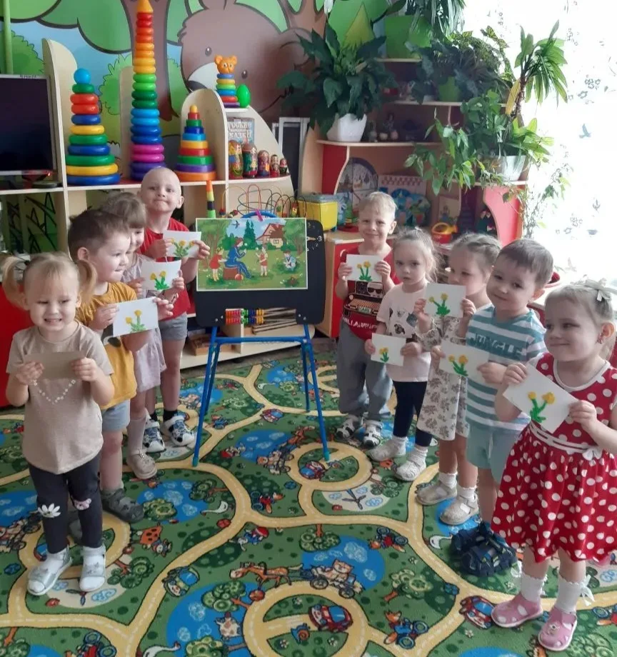 📝Малыши группы  "Дюймовочка"👫 знакомятся с полевыми цветами .В процессе  занятия по х...