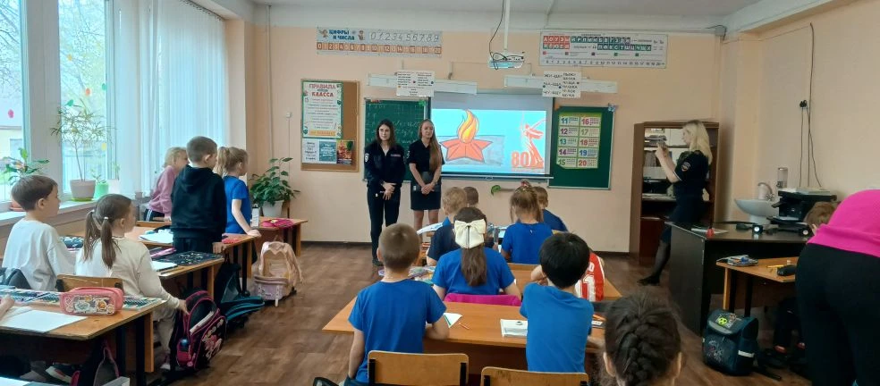 🚔 Сегодня на 4 уроке начальную школу посетили представитель полиции и сотрудники ГИБДД 👮‍♂️🚓  Во вре