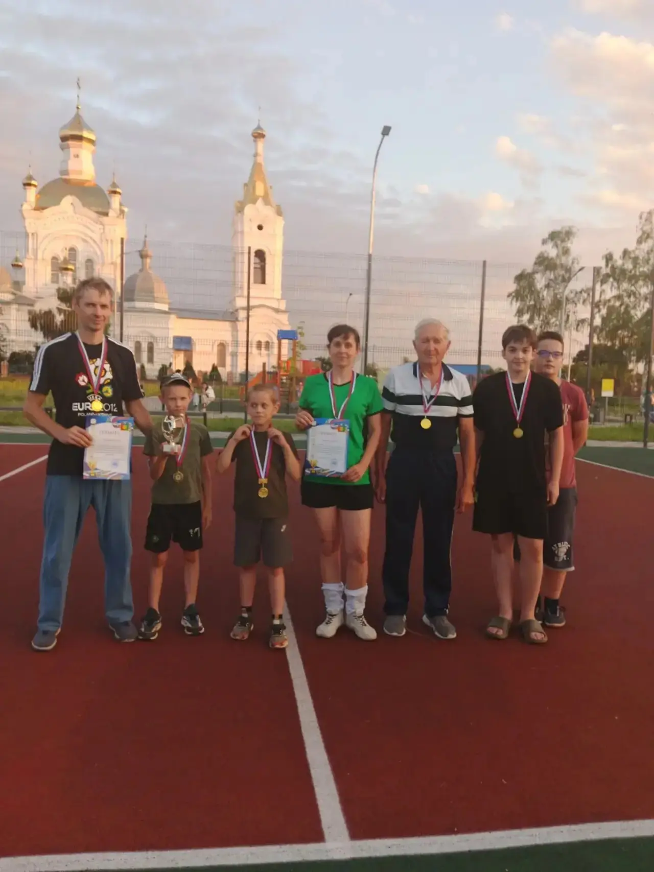 🏐👨‍👩‍👧‍👦 Спорт, семья и волейбол: в станице прошёл праздничный турнир! 🎉🏆

Что может быть луч