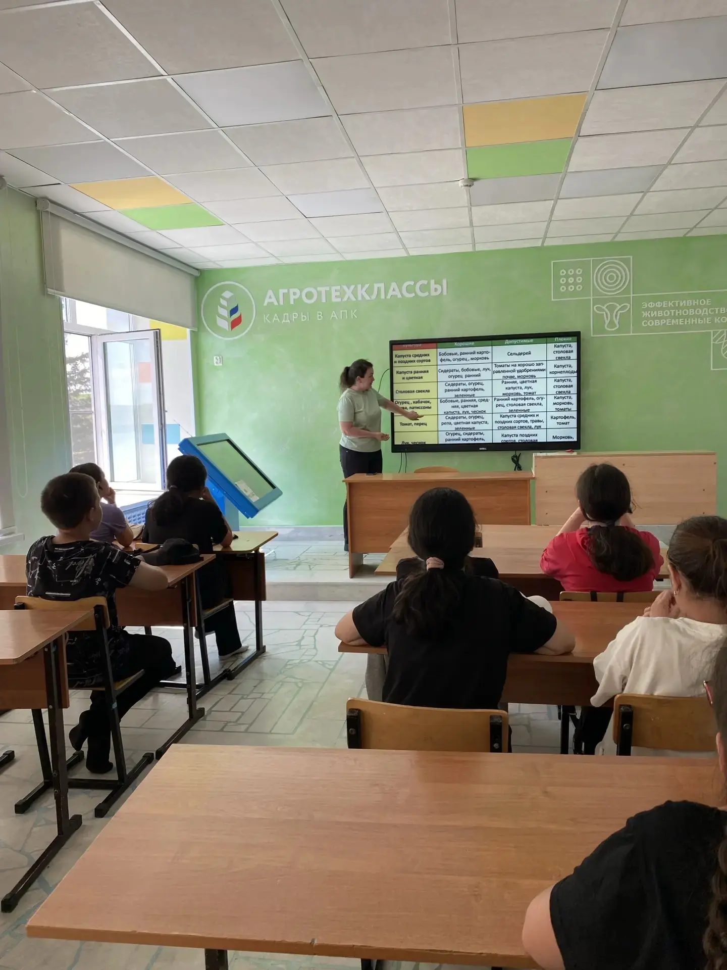Агросәгать вакытында Гөлфинә Фаризовна укучыларга чәчү әйләнешенең уңышка йогынтысы турында сөйләде