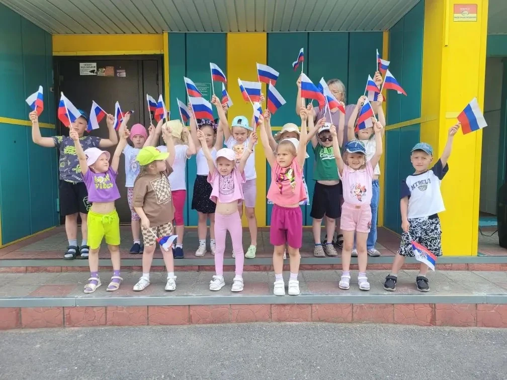 Сегодня в группе «Колокольчик» — настоящий праздник!

В честь Дня России наши старшие ребята устроил