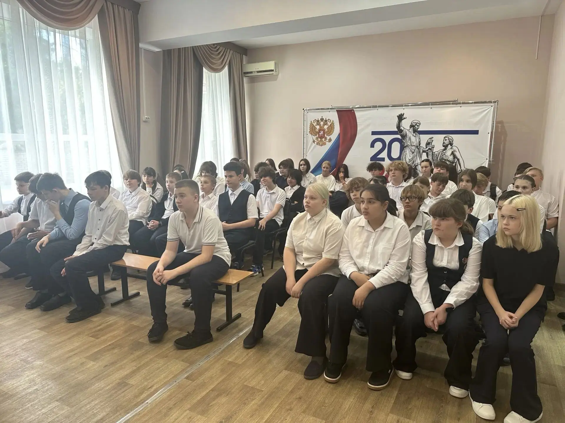 В Ейске госавтоинспекторы и общественники напомнили школьникам правила дорожной безопас...