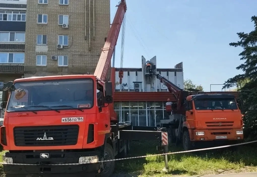 Прямо сейчас с фасада «Мадонны» демонтируют скульптуры   Напомним, ранее глава БМР Сергей Барулин пи