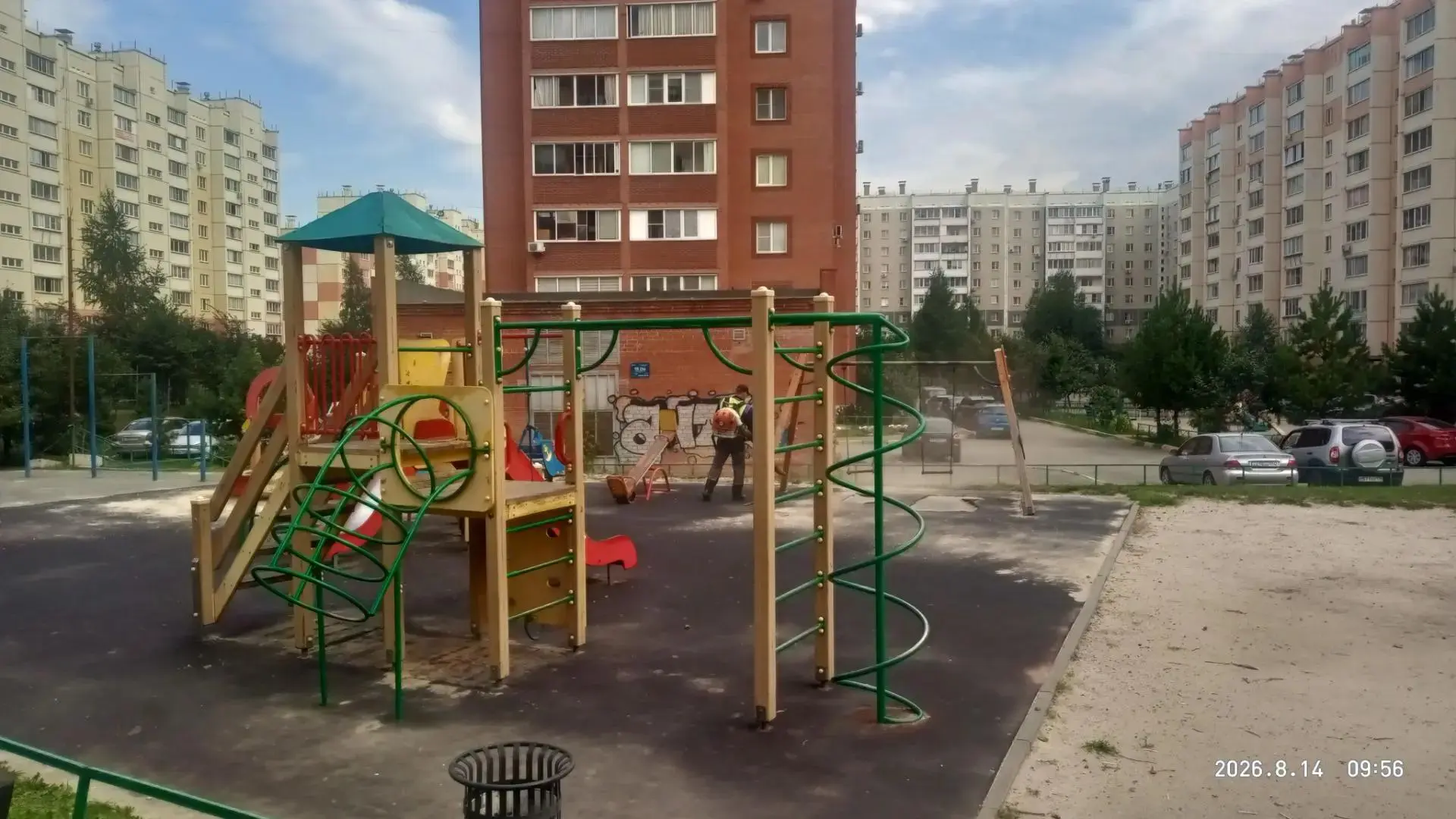 Обычный день управляющей организации. Очистка детской площадки от мусора и песка, ремон...