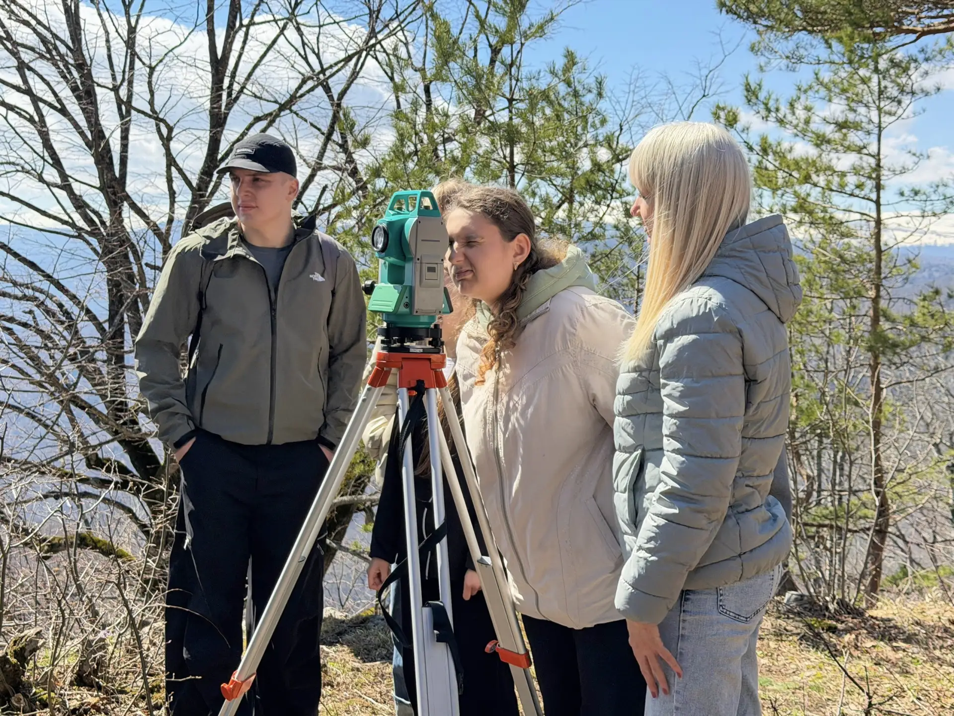 Будущие инженеры — в деле ⛰️ 📐  Студенты направления «Землеустройство и кадастры» вместе с доцентом 