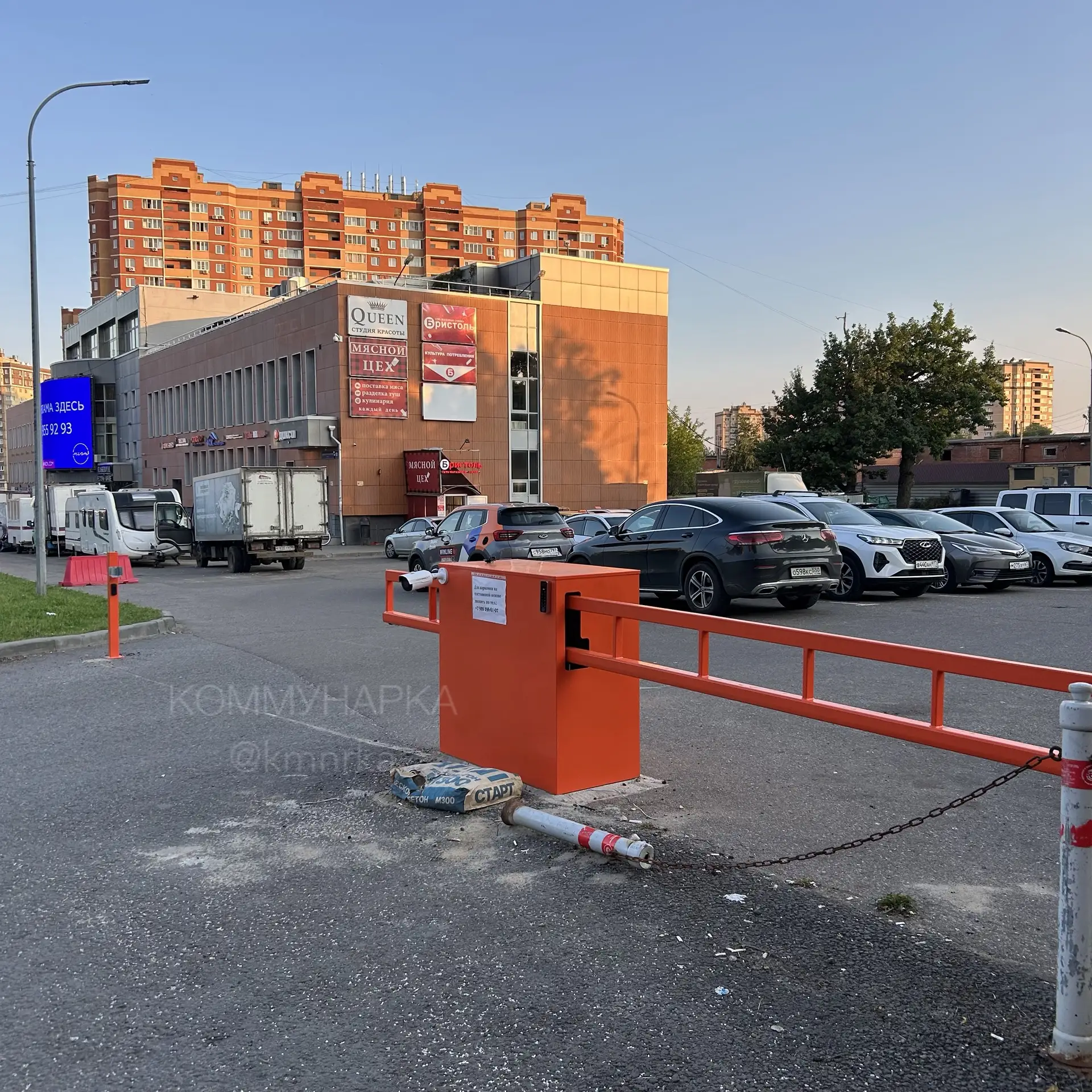 Одно из последних пристанищ для «бездомных» автомобилистов и газелистов в Коммунарке - парковка у Фл