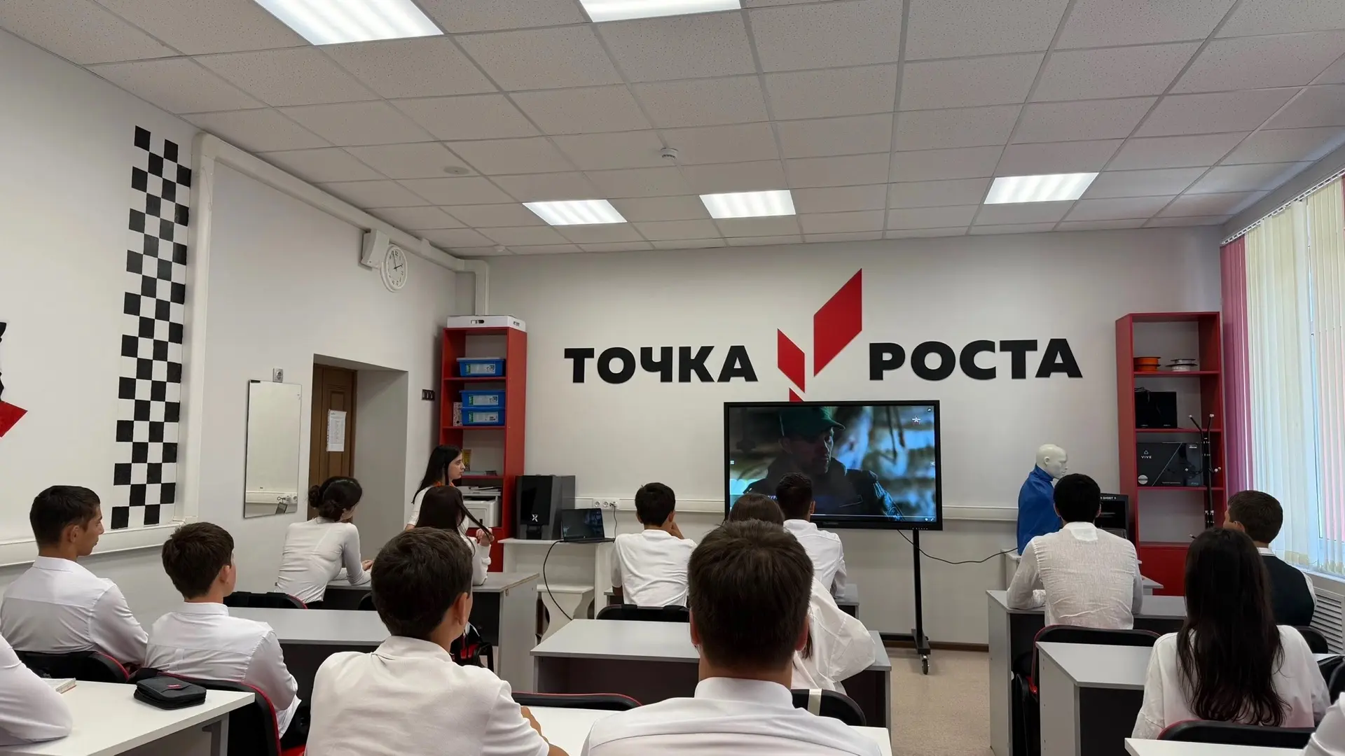 🗓️Сегодня советник директора по воспитанию Аюбова К.У. провела кинопоказ документально...