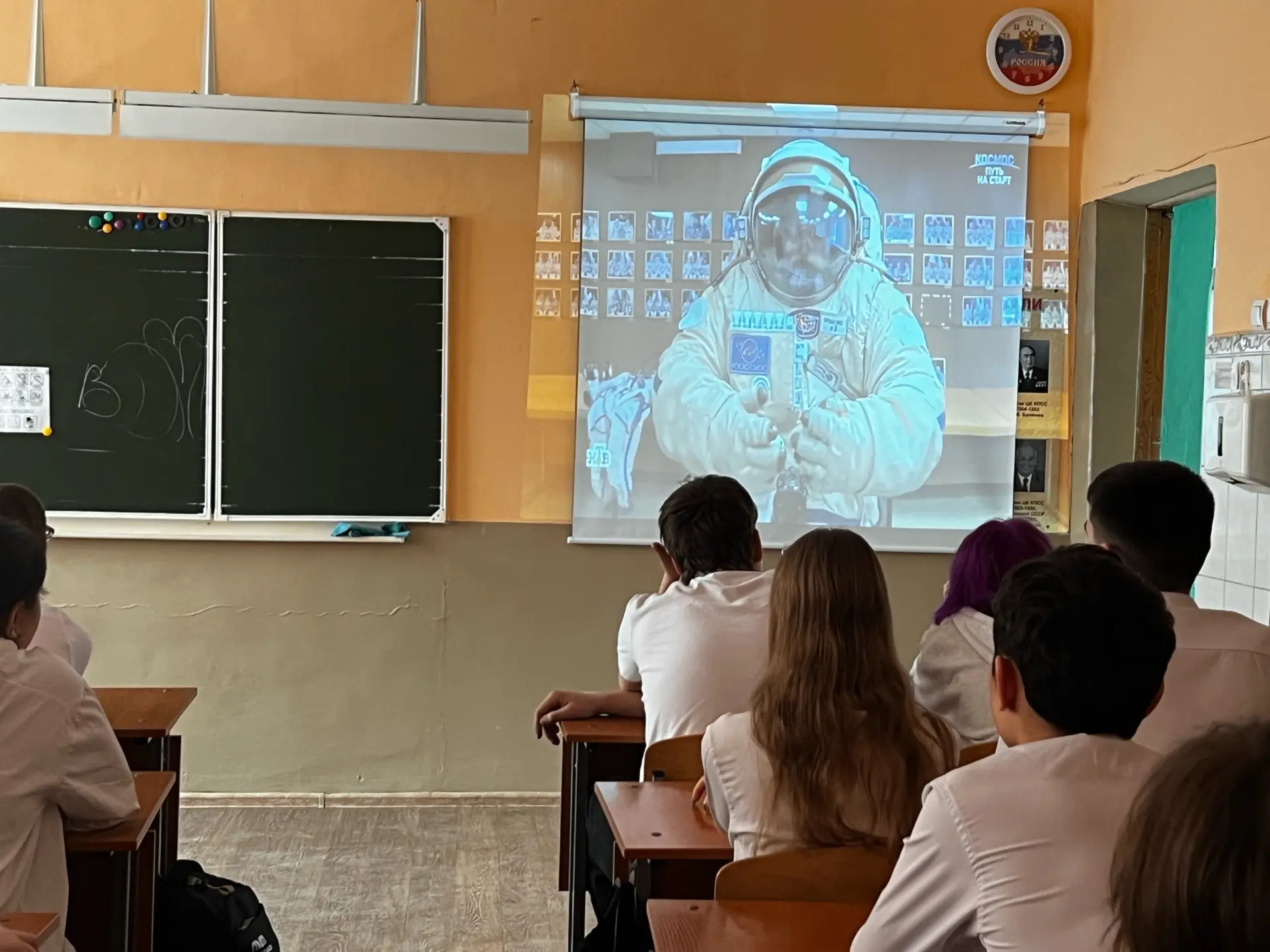 🚀В рамках космической недели в нашей школе прошли классные часы, посвященные первому полету человека