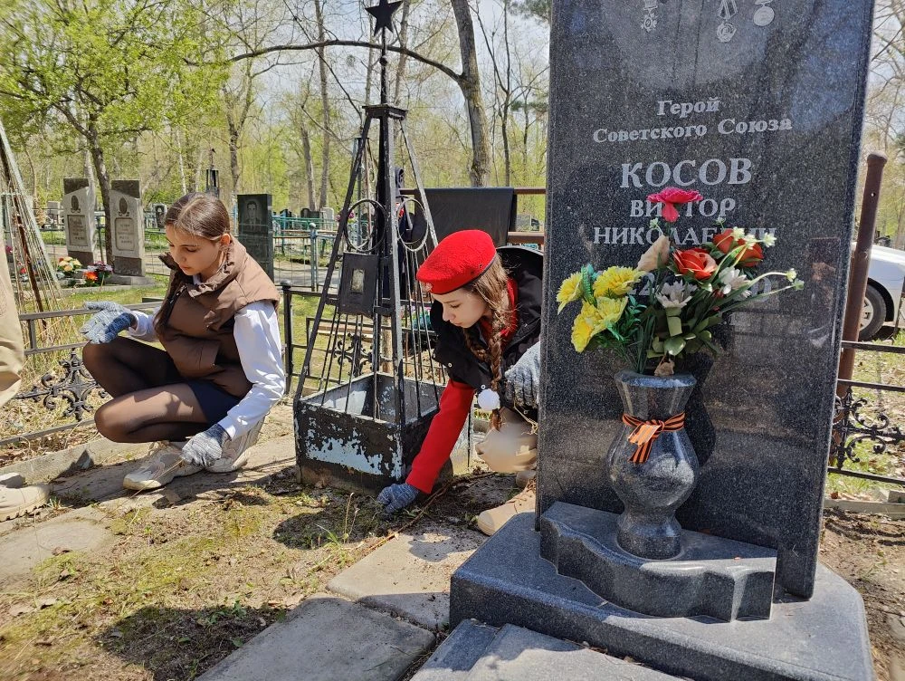 Их сердца выбрали память. Вечная слава Герою.  5 мая, после уроков и линейки, юнармейцы отряда имени