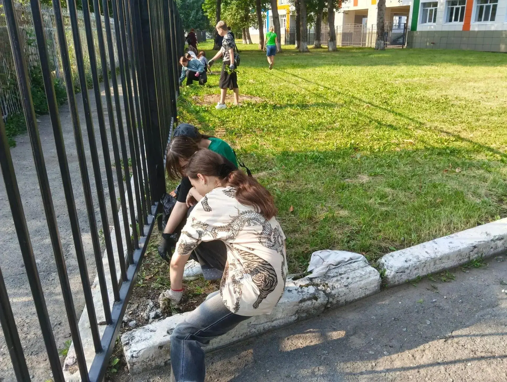 🌿 «Зелёный патруль»: порядок у стен школы!

🌞Стоит жаркая погода, а дожди только добавляют работы 