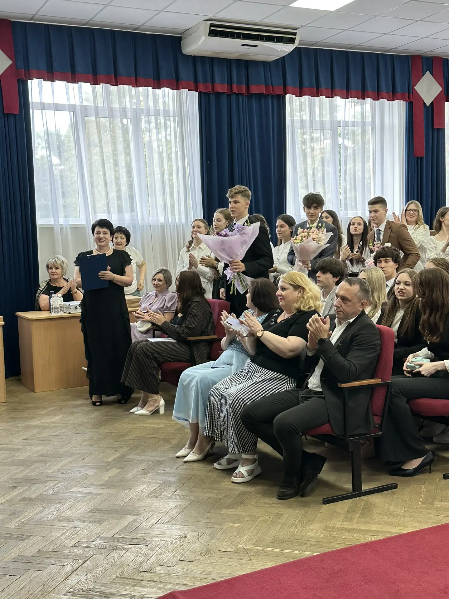 27 июня в МАОУ гимназии №18 состоялась торжественная церемония вручения аттестатов о среднем общем о