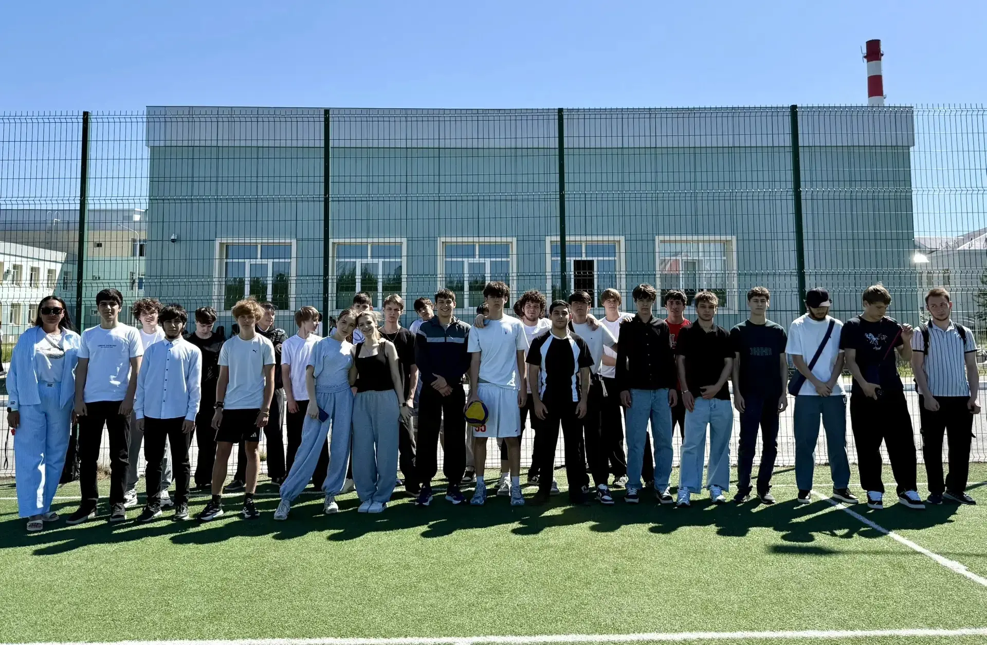 🏆 В Когалымском политехническом колледже прошла спортивная эстафета, посвящённая Дню России! 🎉🇷🇺